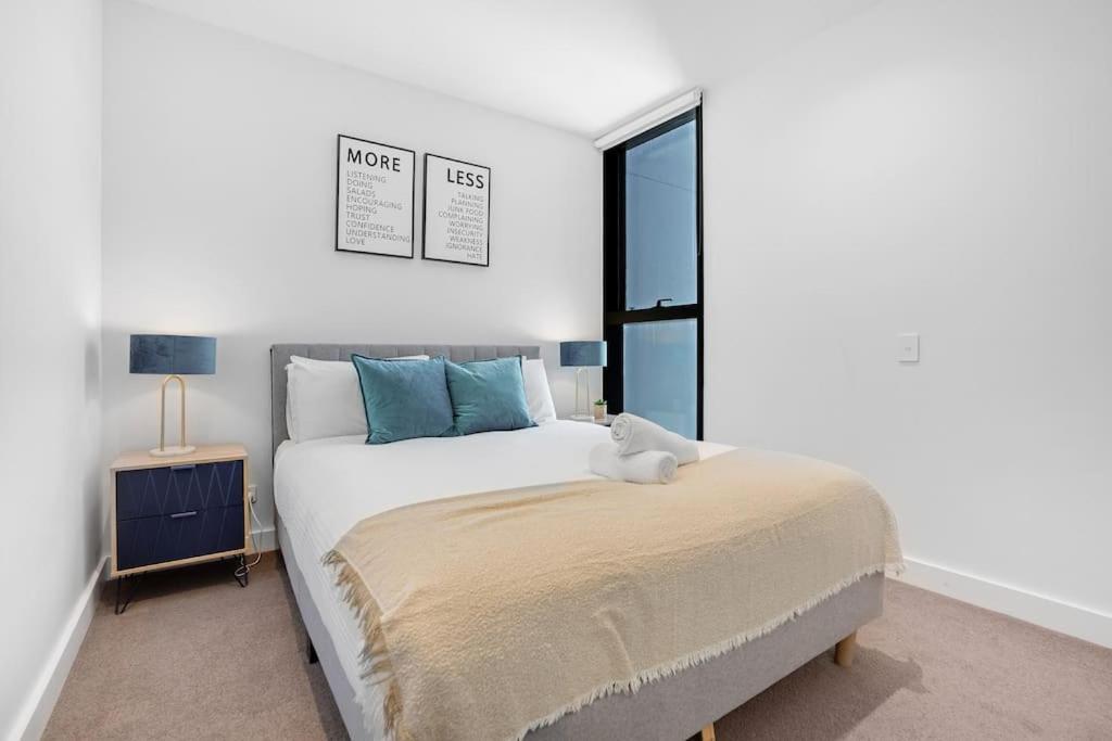 New Waterfront Living With Sublime Views 2b1b Apartment Melbourne