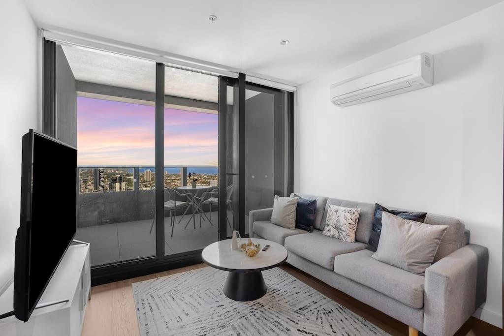 New Waterfront Living With Sublime Views 2b1b *