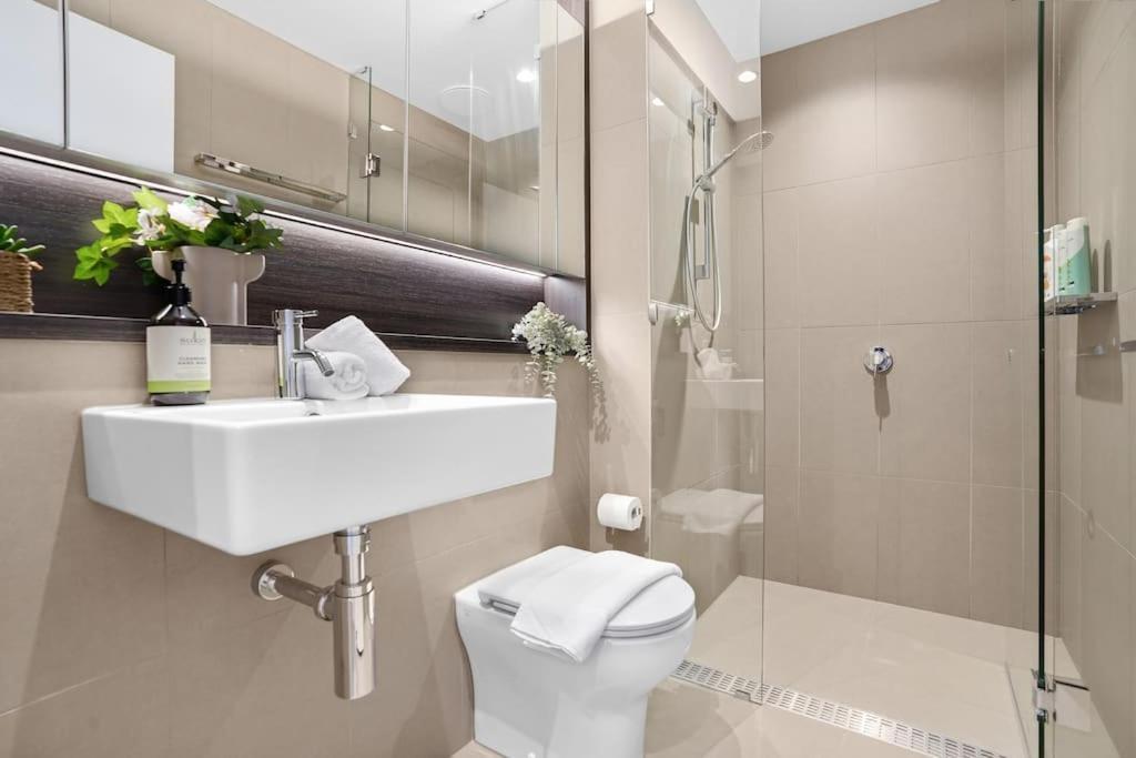 Apartment New Waterfront Living With Sublime Views 2b1b Melbourne